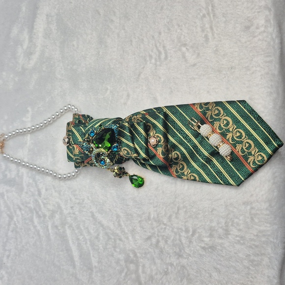 Handcrafted Luxury Fashion Necktie Necklace 📿 (Emerald City Girl) - Picture 9 of 13